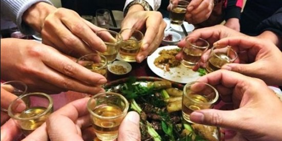Bí quyết thải độc gan sau khi 'thả ga' rượu bia ngày Tết